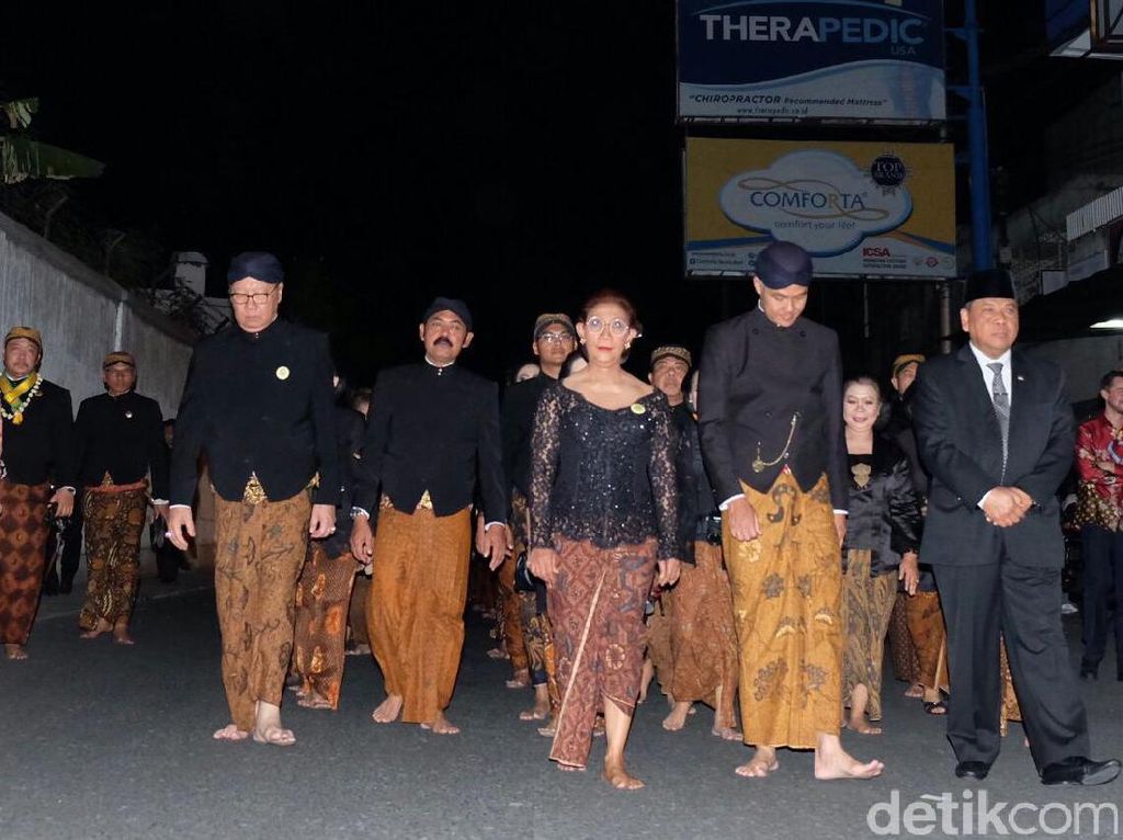 Kirab Kerbau Bule di Solo Dilakukan Selasa Malam, Ini Alasannya Kirab Kerbau Bule di Solo Dilakukan Selasa Malam, Ini Alasannya