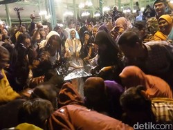 Video: Malam 1 Sura Mangkunegaran, Warga Rebutan Air Kembang