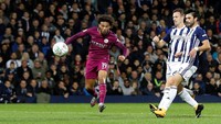 City tak butuh waktu lama untuk menjebol gawang West Brom. Pada menit ketiga, tim tamu sudah unggul 1-0. Sane menyambar bola muntah setelah tembakan Ilkay Guendogan ditepis kiper Ben Foster. REUTERS/Darren Staples.