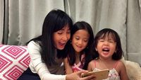 Foto: Sweet! Kedekatan Artika Sari Devi dan Kedua Putrinya