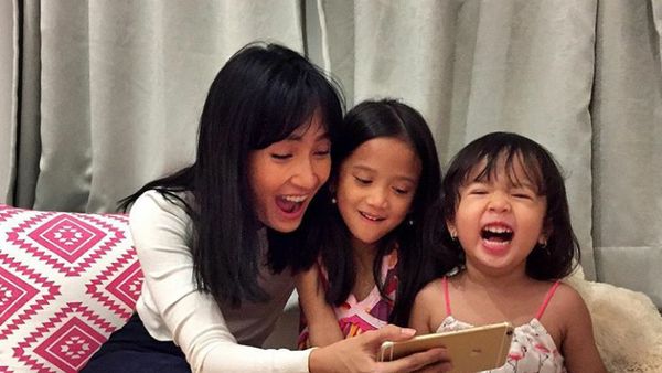 Foto: Sweet! Kedekatan Artika Sari Devi dan Kedua Putrinya