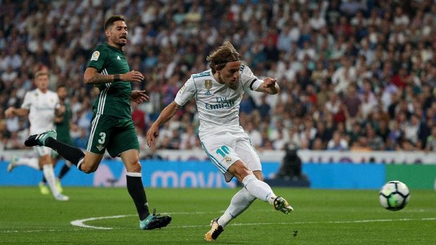 Peluang dari Luka Modric di babak pertama yang hanya menggetarkan sisi luar jaring gawang Real Betis. (