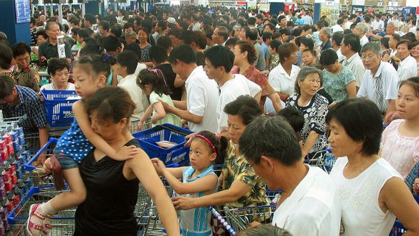 Lihat Uniknya Suasana Supermarket di China yang Ramai Ini
