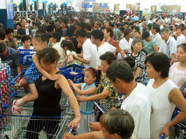 Lihat Uniknya Suasana Supermarket di China yang Ramai Ini