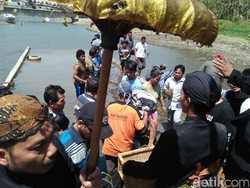 Berebut Air Cucian Kelambu Makam Pangeran Samudro di Gunung Kemukus