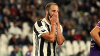 Ketika performa Mandzukic menuai banyak pujian, Gonzalo Higuain tengah disorot. Bukan hanya seret gol, tapi Higuain juga tampil buruk. Foto: Gabriele Maltinti/Getty Images