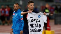 Kemenangan ini menempatkan Napoli ke puncak klasemen sementara dengan 15 poin hasil 5 pertandingan, sama yang diraih Juventus di bawahnya. REUTERS/Ciro De Luca.