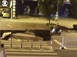 Asyik Main Ponsel, Pemotor Ini Jatuh ke Lubang Jalan Besar