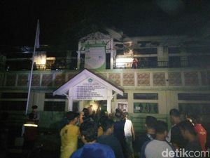 Gedung Madrasah di Lhokseumawe Terbakar, Warga Sempat Panik Gedung Madrasah di Lhokseumawe Terbakar, Warga Sempat Panik