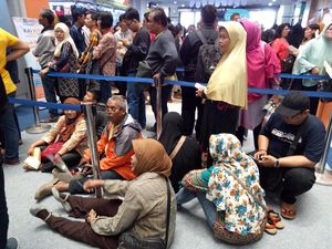 Penjualan Tiket Kereta Murah Diserbu, Rela Antre Berjam-jam Penjualan Tiket Kereta Murah Diserbu, Rela Antre Berjam-jam