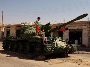 Tank Perang Militer Suriah yang Kini Jadi Mainan Anak-anak Tank Perang Militer Suriah yang Kini Jadi Mainan Anak-anak