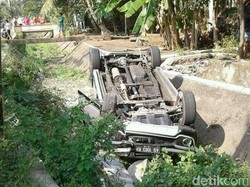 Kecelakaan Mobil Terjun dan Terbalik ke Dalam Parit di Kebumen