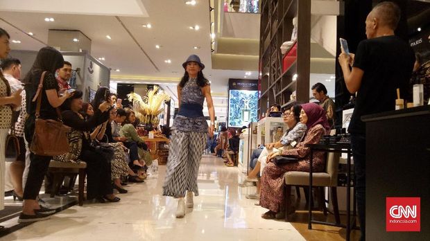 Pesta Batik Indonesia dibuka dengan fashion show di Galeries Lafayette.
