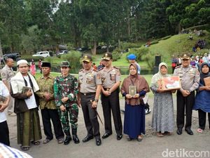 Kapolda Jabar Bagikan Ratusan Paket Sembako di Cianjur