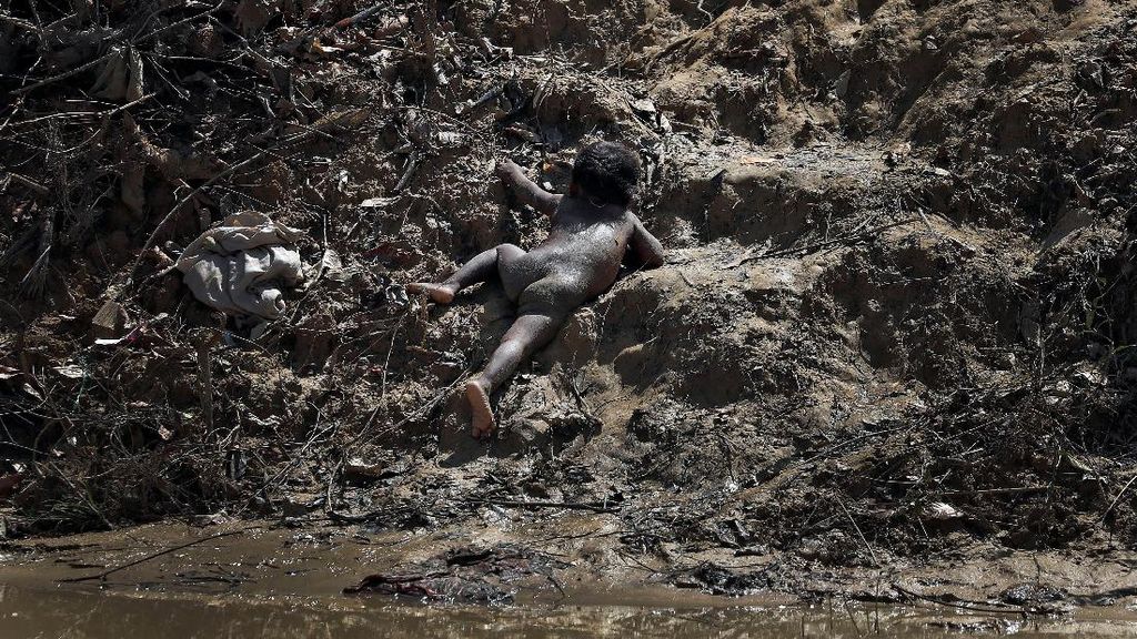 Miris, Potret Balita Rohingya Merayap di Antara Lumpur Miris, Potret Balita Rohingya Merayap di Antara Lumpur