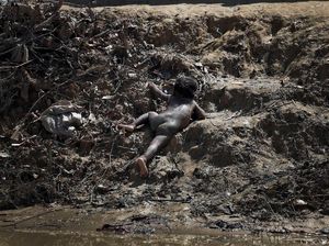 Miris, Potret Balita Rohingya Merayap di Antara Lumpur