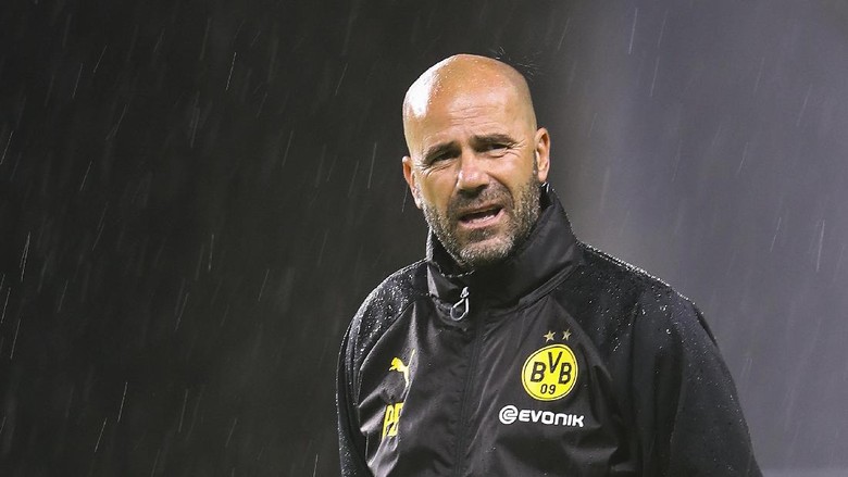 Peter Bosz Ukir Rekor Usai Dortmund Menang atas Hamburg Peter Bosz Ukir Rekor Usai Dortmund Menang atas Hamburg