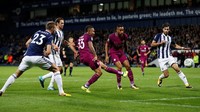 Gabriel Jesus menyia-nyiakan kesempatan bagus untuk menambah keunggulan City enam menit kemudian. Dia menusuk ke kotak penalti dan sukses mengecoh satu pemain lawan, tapi penyelesaiannya tak menemui sasaran. Reuters/Matthew Childs.