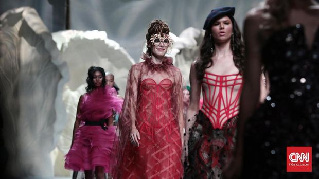 bustier ciri khas Eddy Betty menjadi primadona panggung Liberte.