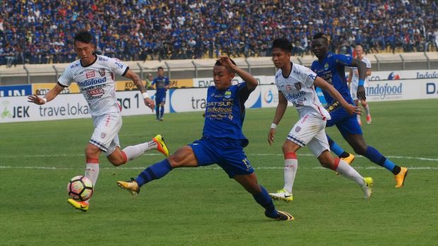 Penyerang Persib, Febri Hariyadi, merupakan salah satu ancaman bagi Bhayangkara FC yang harus diredam. (