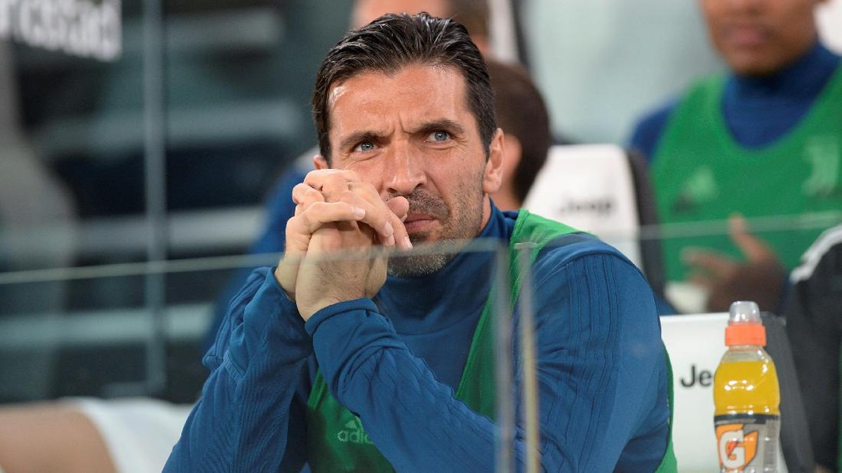 Gianluigi Buffon dan Miralem Pjanic terancam tak bisa main melawan Olympiakos (Foto: Massimo Pinca/Reuters)