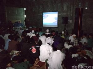 Ratusan Santri Nobar Film G30S/PKI di Tulungagung