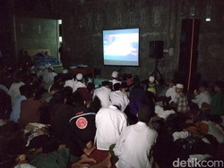 Ratusan Santri Nobar Film G30S/PKI di Tulungagung