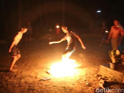 Ekstrem! Sambut Tahun Baru Hijriah, di Purworejo Ada Sepak Bola Api