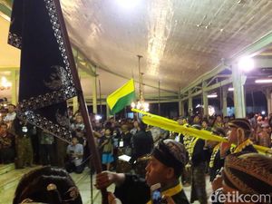 Malam 1 Suro di Istana Mangkunegaran, Warga Berebut Air Kembang
