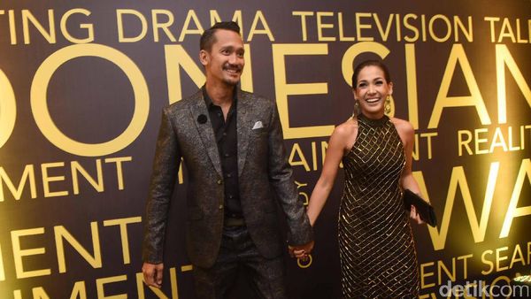 Lengket Terus! Tora Sudiro Kompak Bareng Mieke Amalia