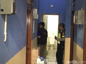 Mayat Wanita di Kos-kosan di Jakbar Dibawa ke RS untuk Diautopsi Mayat Wanita di Kos-kosan di Jakbar Dibawa ke RS untuk Diautopsi