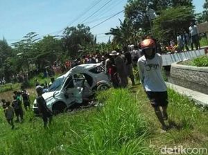 Disambar KA, Mobil Berisi 4 Orang PNS Terlempar ke Tepi Sawah