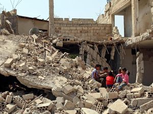 Heroik! Bayi Diselamatkan dari Reruntuhan Bangunan Pasca Digempur Jet Tempur