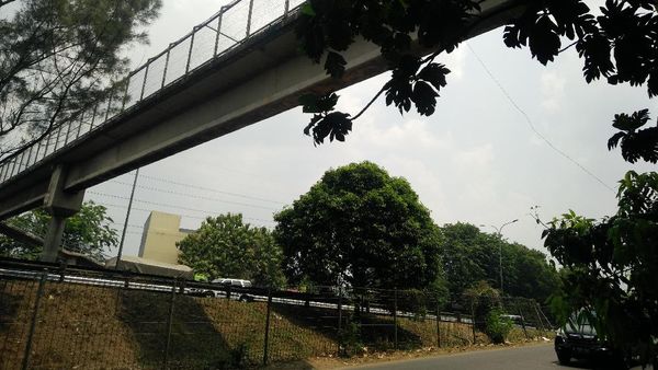 Di JPO Ini Irvan Tarung Lawan 3 Begal Lalu Jatuh ke Tol