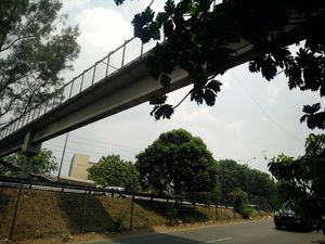 Di JPO Ini Irvan Tarung Lawan 3 Begal Lalu Jatuh ke Tol