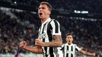 Pertandingan berjalan lebih menarik pada paruh kedua. Juve akhirnya unggul melalui sundulan Mario Mandzukic pada menit ke-52. Foto: Gabriele Maltinti/Getty Images