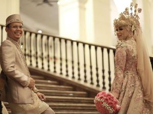 Inilah Sosok Pasangan Pengantin di Billboard Happy Wedding Inilah Sosok Pasangan Pengantin di Billboard Happy Wedding
