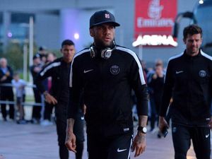 Alves Balas Komentar Forlan soal Ribut-Ribut Cavani & Neymar