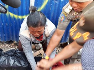 Video Kesedihan Nenek yang Dagangannya Diangkut Satpol PP Video Kesedihan Nenek yang Dagangannya Diangkut Satpol PP