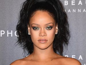 Alasan Kosmetik Rihanna Bisa Hits Hingga Laku Keras