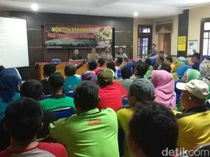 Warga Sidoarjo Nobar Film G30S/PKI di Kecamatan Buduran