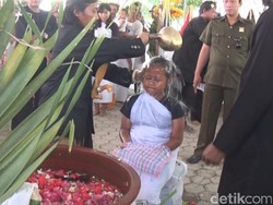 Mengintip Ritual Buang Sial di Bulan Suro