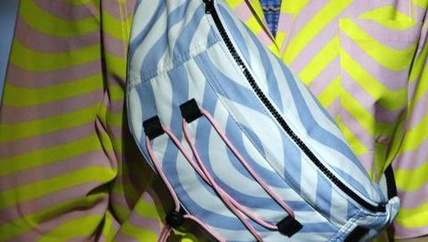 10 Tas dari London Fashion Week, Tas Pinggang Zaman Lagi Loh!