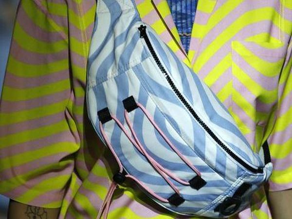 10 Tas dari London Fashion Week, Tas Pinggang Zaman Lagi Loh!