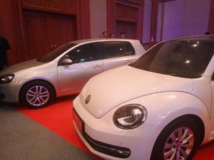 Foto: 19 Mobil Koruptor Jadi Rebutan Ratusan Orang di JCC
