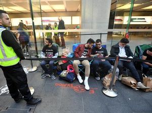 Antrean Pembeli iPhone 8 Tidak Normal Antrean Pembeli iPhone 8 Tidak Normal