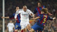 5. Ronaldo Nazario – 30 gol dari 44 laga di seluruh kompetisi dalam musim perdananya di Real Madrid, 2002/2003. Foto: Shaun Botterill/Getty Images