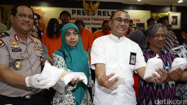 Bareskrim Gelar Barang Bukti Jutaan Pil PCC