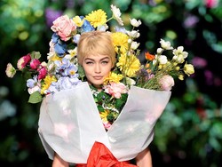 Gigi Hadid Berubah Jadi Buket Bunga Raksasa di Show Moschino, Milan