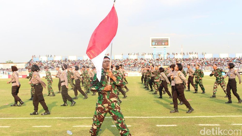 Aksi Keren Anggota TNI-Polri di Jeda Laga Persela vs PS TNI Aksi Keren Anggota TNI-Polri di Jeda Laga Persela vs PS TNI